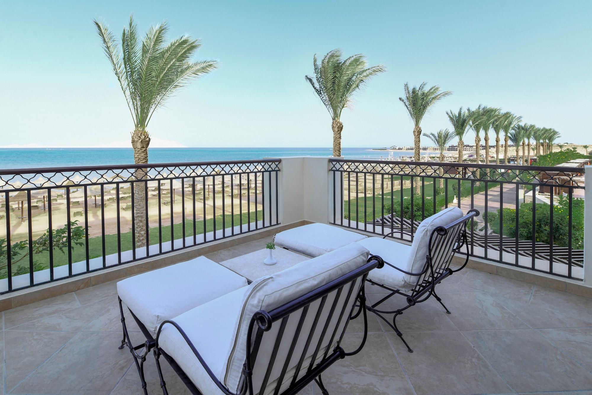 杰斯观景台度假酒店 沙姆沙伊赫 外观 照片 View from the balcony of a suite at the Hilton Sharm El Sheikh